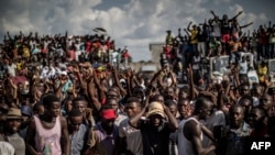 Un rassemblement de partisans de l’opposant Guy-Brice Parfait Kolélas, presient de l'Union des démocrates et humanistes (UDH-Yuki), à Brazzaville, 23 mars 2016.