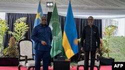 Le président rwandais Paul Kagame (à droite) et le président de la République démocratique du Congo (RDC) Félix Tshisekedi (à gauche) posent pour une photo à l'hôtel Serena à Rubavu, au Rwanda, le 25 juin 2021, où ils se sont rencontrés pour des discussio