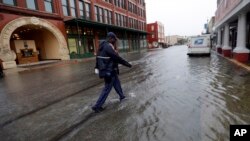 La lluvia a causa de la depresión tropical Imelda ha inundado las calles en Galveston, Texas, el miércoles, 18 de septiembre, de 2019.(AP Photo/David J. Phillip)