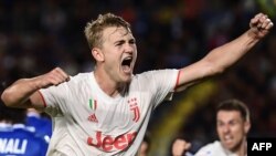 Matthijs de Ligt de la Juventus Turin célèbre son but contre Brescia, Italie, le 24 septembre 2019. (Photo by Marco Bertorello / AFP)