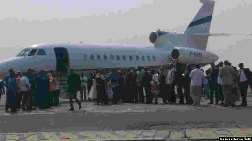 Le jet transportant l’opposant congolais Etienne Tshisekedi a atterri à l’aéroport international de N’Djil, à Kinshasa, le 27 juillet 2016 (Top Congo)