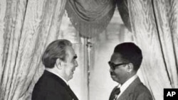 Leonid Brezhev e Agostinho Neto, em Moscovo, em Maio de 1974