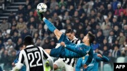  Cristiano Ronaldo, au centre, marque sur une bicyclette contre la Juventus au stade Allianz de Turin, Italie le 3 avril 2018. 