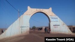 A l'entrée de la ville de Menaka où l'attaque a eu lieu. (VOA/Kassim Traoré)