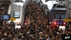 Des manifestants de la SNCF protestant à la gare de Lyon en France, Paris le 3 avril 2018