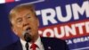 Mantan Presiden AS dan calon presiden dari Partai Republik Donald Trump bersama para pendukungnya pada acara "berkomitmen pada kaukus" di bar Whiskey di Ankeny, Iowa, AS, 2 Desember 2023. (Foto: REUTERS/Carlos Barria)