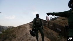 Para empezar se distribuirán 750 funcionarios para procesar una oleada de familias migrantes que ingresó a Estados Unidos la semana pasada.