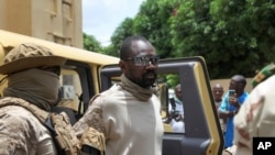 Le vice-président et colonel Assimi Goïta, lors d'une réunion à Bamako, le 25 août 2020.