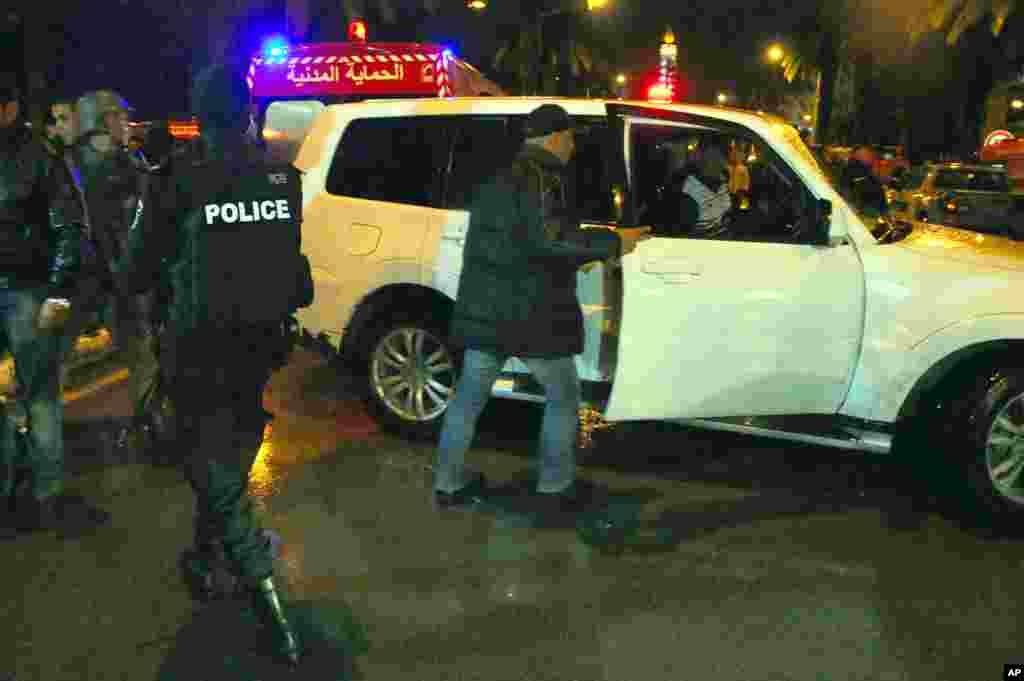Les services de sécurité investiguent sur le lieu d'un attentat qui a fait plusieurs morts et blessés à Tunis, 24 novembre 2015.