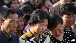 17일 사고 현장에 모인 평양 평천구역 아파트 붕괴 사고 희생자 유가족들과 주민들의 모습