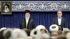 مسعود پزشکیان در کنار علی خامنه‌ای در مراسم تنفیذ با حضور جمعی از مقامات جمهوری اسلامی - ۷ مرداد ۱۴۰۳