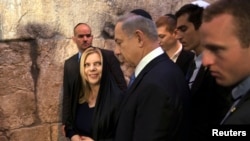 Le Premier ministre d'Israël, Benjamin Netanyahu (C) avec sa femme Sara (gauche) après avoir fait une déclaration à la presse au Mur occidental, sur site le plus sacré de la prière du judaïsme, dans la vieille ville de Jérusalem 18 Mars 2015.