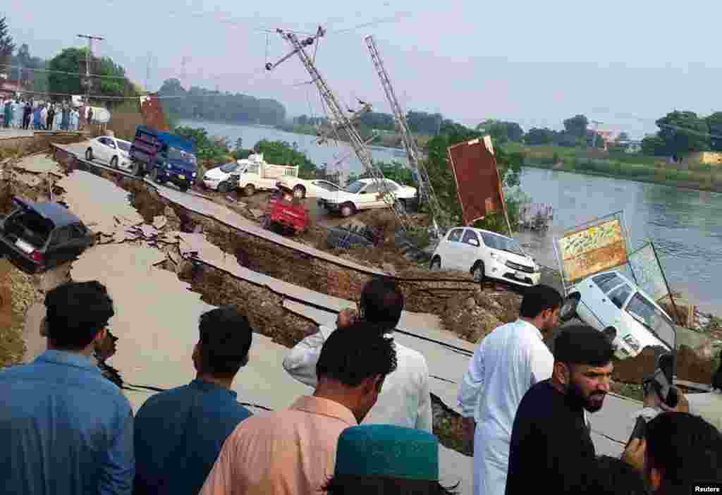 زلزلے کی شدت 5 اعشاریہ 8 بتائی جارہی ہے۔ زلزلے سے سڑکیں پھٹ گئیں، بجلی کے کھمبے گر گئے جب کہ ٹریفک کا نظام بری طرح متاثر ہوا۔ 