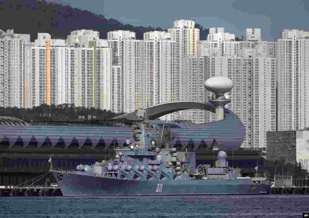 Kapal penjelajah misil Rusia, Varyag, bagian dari armada Rusia di Pasifik, berlabuh di pelabuhan Tak Cruise pada kunjungan 5 hari di Hong Kong.