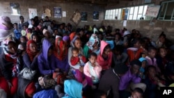 Wakimbizi wa Eritrea wakingoja kuingia katika kambi ya Indabaguna katika mkoa wa Tigrai February 9, 2016.
