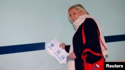 Marine Le Pen vote à Henin-Beaumont, France, le 6 décembre 6, 2015. (REUTERS/Pascal Rossignol)