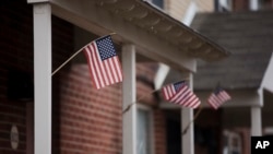 Bendera-bendera Amerika terpasang di rumah Keonna Thomas, yang dituduh mencoba bergabung dengan ISIS di Suriah, 3 April, 2015, di Philadelphia, Pennsylvania. (Foto:dok)