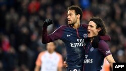 L'attaquant brésilien du Paris Saint-Germain Neymar, à gauche, et son co-équipier uruguayen du Paris Saint-Germain Edinson Cavani se congratulent après un but marqué, le 27 janvier 2018.