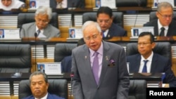 Perdana Menteri Malaysia Najib Razak berpidato dalam sidang parlemen di Kuala Lumpur (7/4).