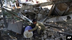 Seorang pria Afghanistan mencari sisa-sisa barangnya setelah serangan bom oleh kelompok militan Taliban di Kabul, Afghanistan, 2 Juli 2019.