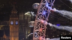 Kembang api di sekitar kincir ria London Eye, menara jam Big Ben dan gedung Parlemen untuk merayakan tahun baru 2016.