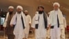 Pejabat Taliban berjalan di lobi hotel selama pembicaraan di Doha, Qatar, 12 Agustus 2021. (Foto: AFP)