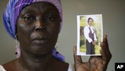 La mère d'une des jeunes filles kidnappées montre une photographie de sa fille, à Chibok, Nigeria, le 19 mai 2014.