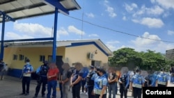 Policía de Honduras presenta a los presuntos traficantes que movilizaban a 150 nicaragüenses rumbo a Estados Unidos. [Foto: cortesía].