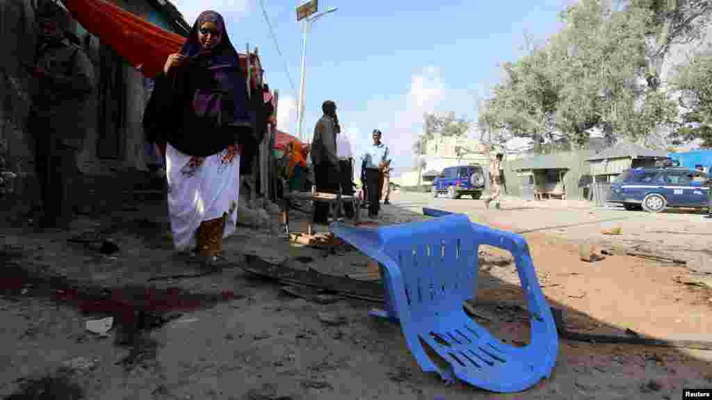 Une somalienne passe devant le lieu de l'attentat, le 9 mars 2016.