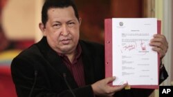 La oposición ha dicho que con la ley Chávez busca sumar votos de cara a las elecciones de octubre.