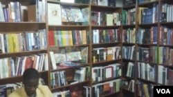 Angola livros biblioteca feira do livro