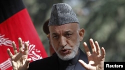 Presiden Afghanistan Hamid Karzai berbicara dalam jumpa pers di Kabul (4/10). 