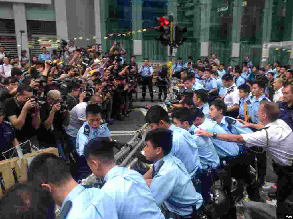 香港警方星期三上午展开强行清场行动（美国之音海彦 拍摄)。