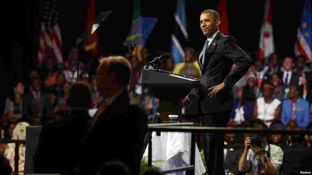 Le président américain Barack Obama répond à la question d'une jeune femme lors de cette session 2015 de YALI, Washington, 3 août 2015.