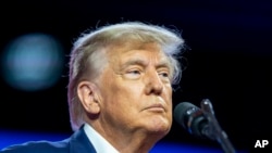El expresidente Donald Trump habla en la Conferencia de Acción Política Conservadora (CPAC) el 4 de marzo de 2023, en Oxon Hill, Maryland.