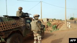 Un soldat français dans Gao, 16 octobre 2013