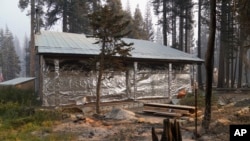 Foto yang yang diambil pada 2 September 2021 menujukkan sebuah kabin yang sebagian dilapisi alumunium anti api masih berdiri kokoh di lokasi kebakaran Caldor di Twin Bridges, California. (Foto: AP/Jae C. Hong, File)