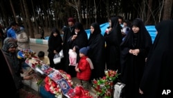 Orang-orang membawa karangan bunga, mengunjungi lokasi ledakan bom hari Rabu di kota Kerman sekitar 820 km tenggara ibu kota Teheran, Iran, Kamis, 4 Januari 2024.