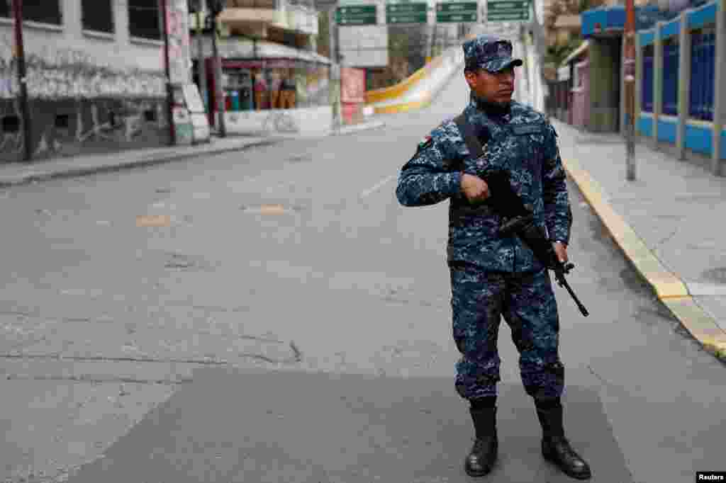 La Paz amanece el martes custodiada por las autoridades bolivianas, tras la salida del expresidente Evo Morales del país rumbo a su asilo en México. La policía pidió la intervención de las Fuerzas Armadas porque reconoció que fue rebasada en este conflicto.