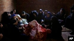 埃及妇女在教堂里哀悼被伊斯兰国组织杀害的埃及人