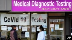 Arhiv - Red za testiranje na Covid 19 u Nilesu, Illinois, 21. oktobra 2021.