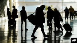 Des passagers dans l'aéroport international de Salt Lake City, le 27 octobre 2020.