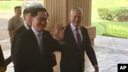 짐 매티스(오른쪽) 미 국방장관이 26일 송영무 한국 국방장관과 회담을 위해 하와이 호놀룰루에 있는 미 태평양사령부로 들어가고 있다.