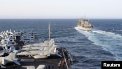 El portaaviones de clase Nimitz USS Abraham Lincoln (CVN 72) navega junto al buque de apoyo de combate rápido USNS Arctic (T-AOE 8) para una reposición, en el Mar Arábigo. Junio 7 de 2019. Foto: U.S. Navy