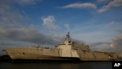 2016年11月30日美國海軍陸戰隊近海戰艦吉福茲號在阿拉斯加州莫比爾河上。