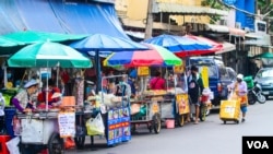 FILE - Bangkok is famous for its street food vendors and more international arrivals means more business for the economy, Bangkok, Thailand, Sept. 12, 2021. (Tommy Walker/VOA)