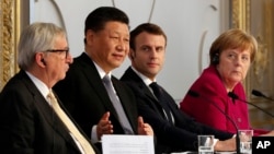 Dari kiri: Presiden Komisi Eropa Jean-Claude Juncker, Presiden China Xi Jinping, Presiden Perancis Emmanuel Macron, dan Kanselir Jerman Angela Merkel dalam pertemuan di Paris, Selasa (26/3). 