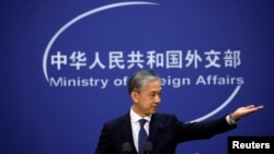Juru bicara Kementerian Luar Negeri China Wang Wenbin menjawab pertanyaan para wartawan di Beijing, 14 Desember 2020. Kementerian itu menjatuhkan sanksi kepada Mercator Institute for China Studies di Jerman, Alliance of Democracies Foundation di Denmark dan lainnya.