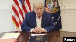 Presiden AS Donald Trump, yang sedang dirawat di rumah sakit militer karena terinfeksi virus corona (COVID-19), berbicara dari kamar perawatanya, Sabtu, 3 Oktober 2020. (Foto: Gedung Putih via Reuters) 