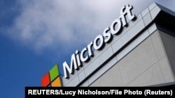 Logo dari Perusahaan teknologi Microsoft terlihat di Los Angeles, California, dalam foto yang diambil pada 14 Juni 2016 ini. Microsoft membeberkan bahwa sebuah kelompok peretas asal Rusia berusaha menyerang layanan berbasis cloud di seluruh dunia. (Foto: Reuters/Lucy Nicholson)